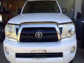 2006 TOYOTA TACOMA, WHITE, SR5, PRE-RUNNER, CREW CAB, 4.0L, AT, 2WD.  Z26370